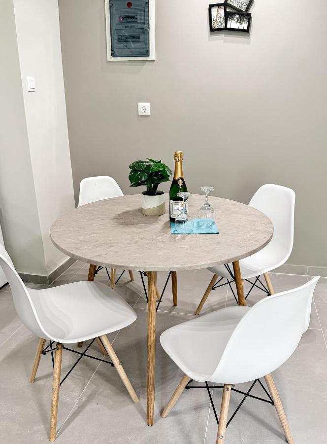 Metro Chic Haven: Modernized Urban Studio Near The Tram 아테네 외부 사진