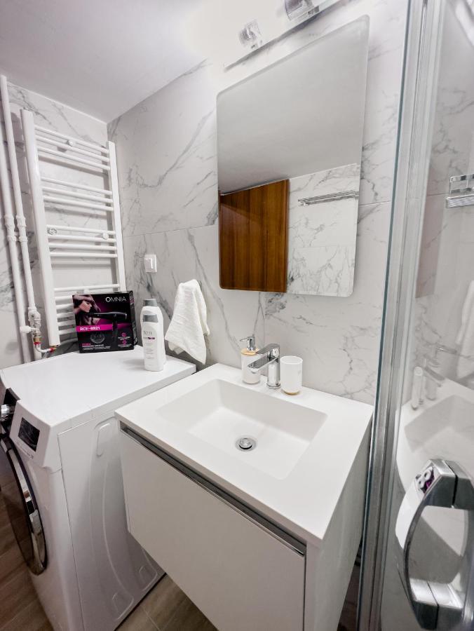 Metro Chic Haven: Modernized Urban Studio Near The Tram 아테네 외부 사진